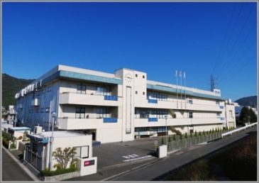 ローム・ワコーの工場。笠岡市内でもひときわ目立つ存在である。